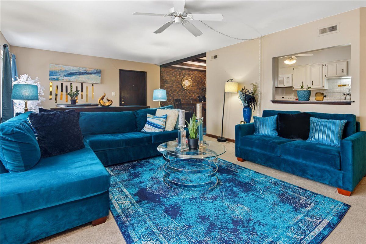 475 SHENSTONE Road #304, Riverside, IL 60546
