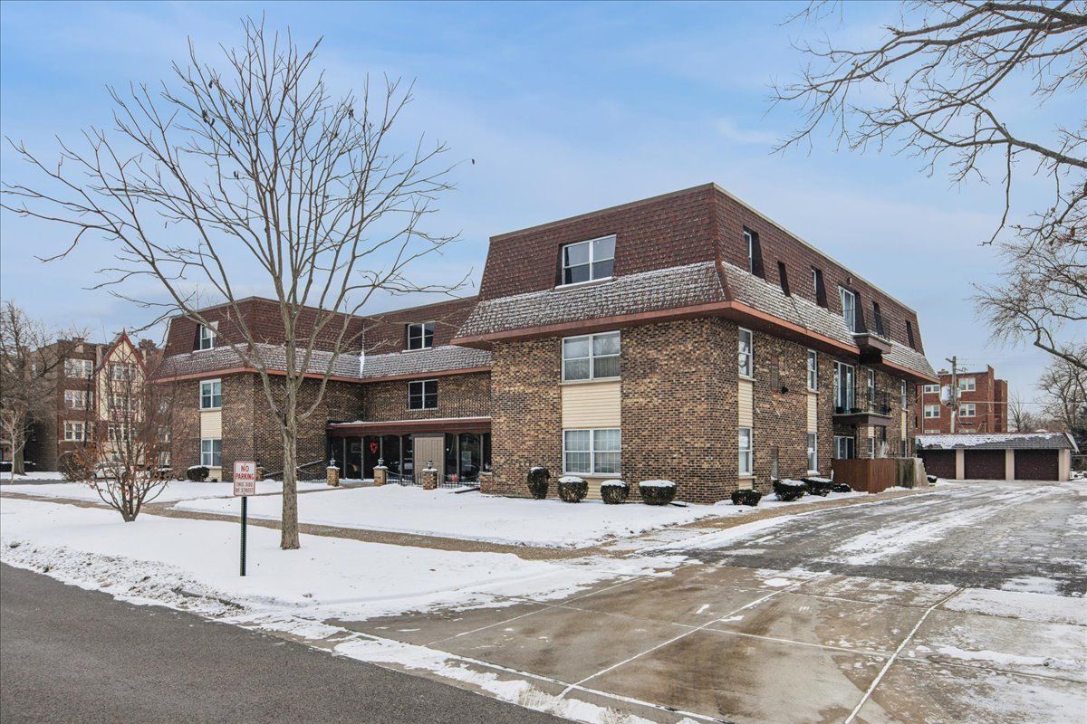 475 SHENSTONE Road #304, Riverside, IL 60546