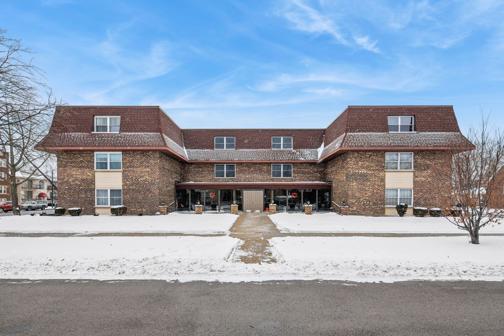 475 SHENSTONE Road #304 — Riverside, IL 60546