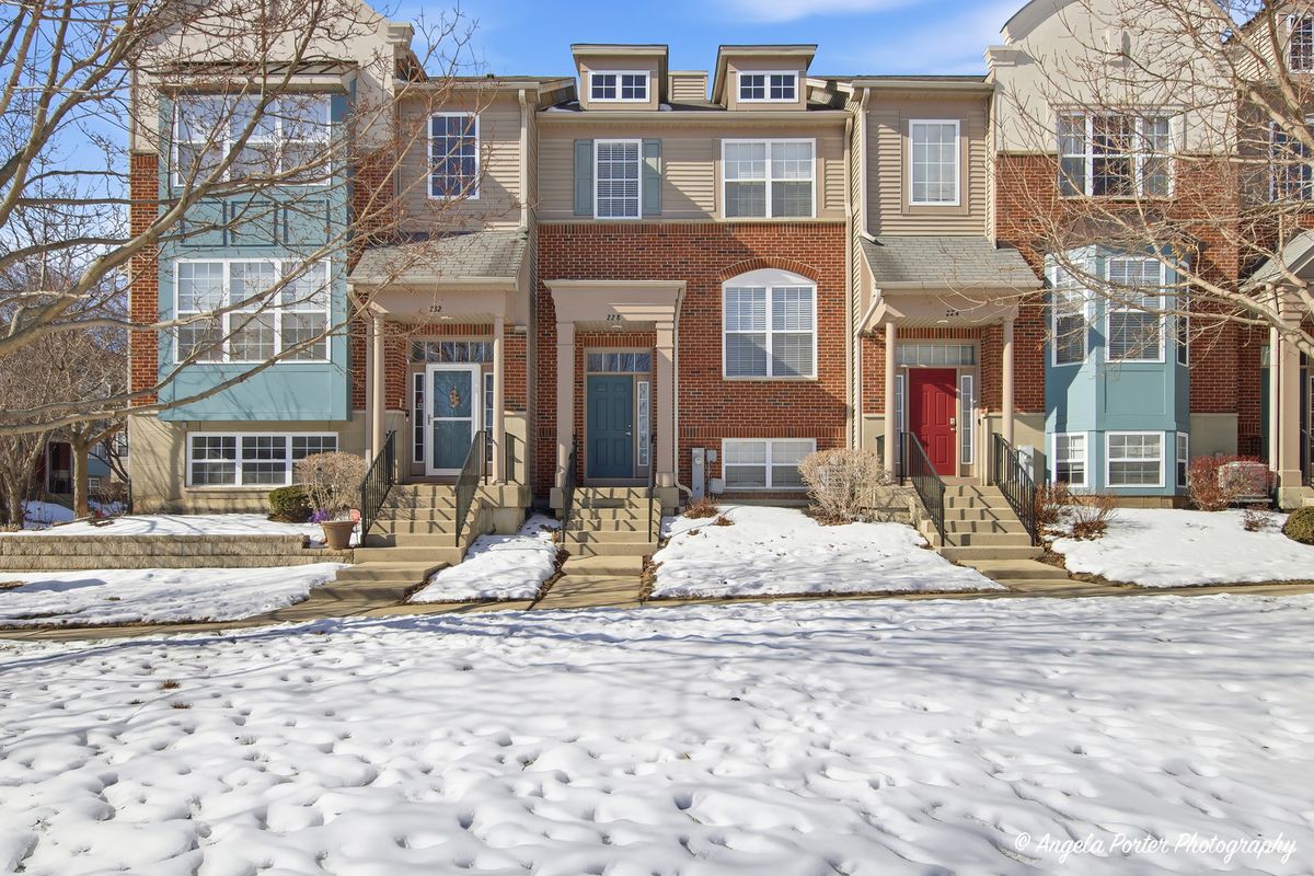 228 STATION PARK Circle, Grayslake, IL 60030