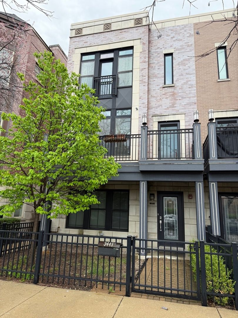 3445 Whipple Street, Chicago, IL 60618