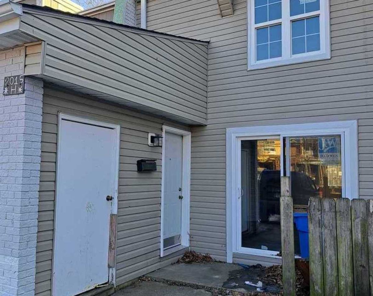 2015 Berkshire Circle, Carpentersville, IL 60110