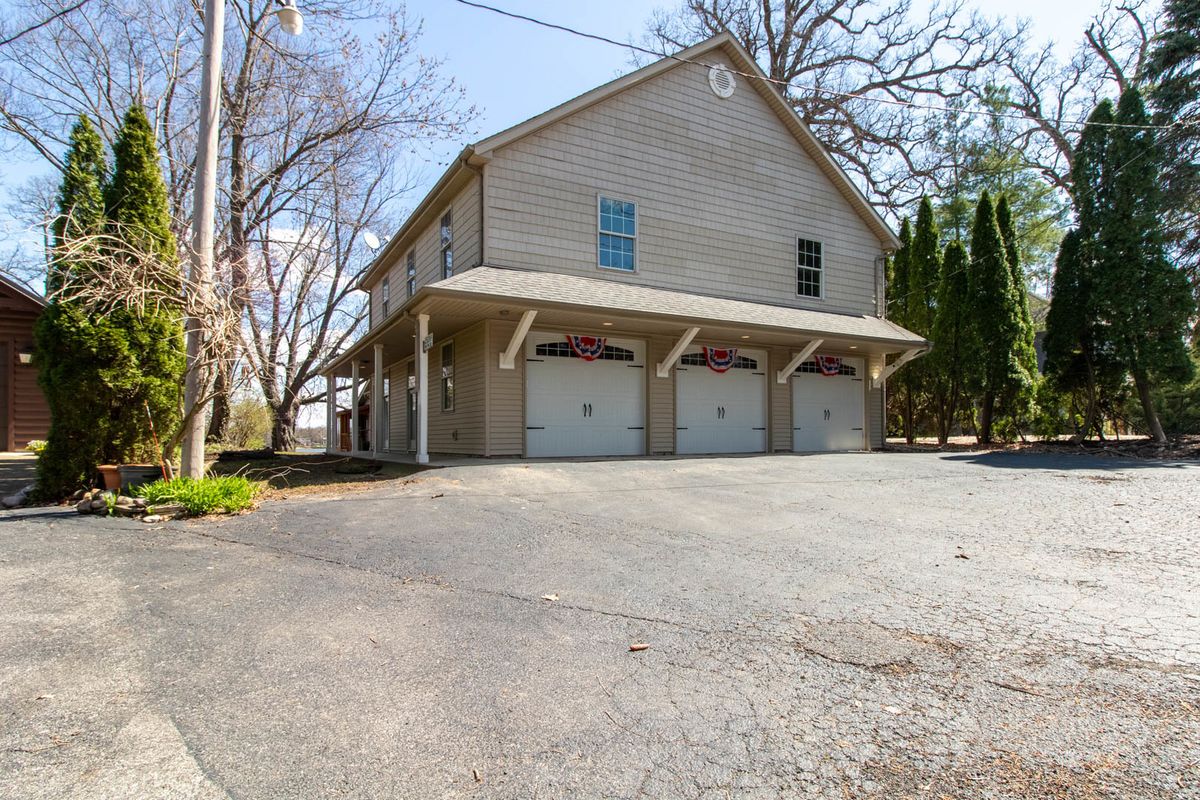 25289 White Owl Lane, Hudson, IL 61748