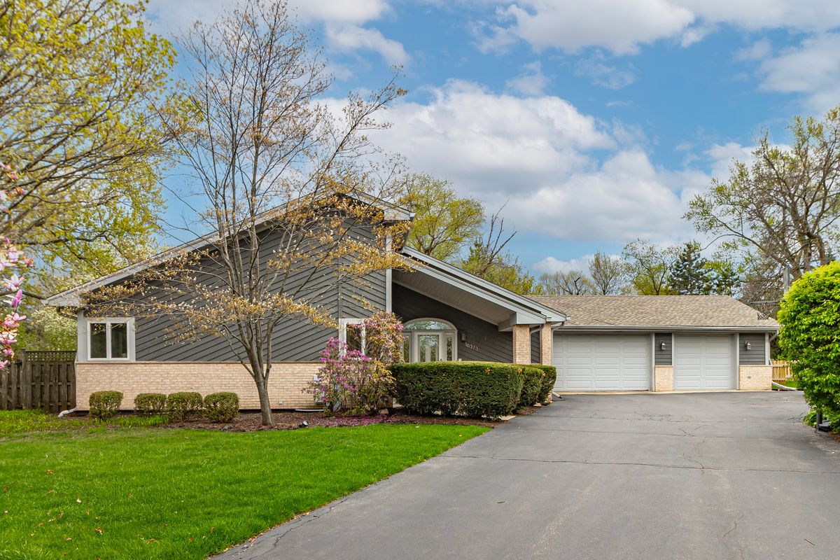 16373 Menna Lane, Lincolnshire, IL 60069