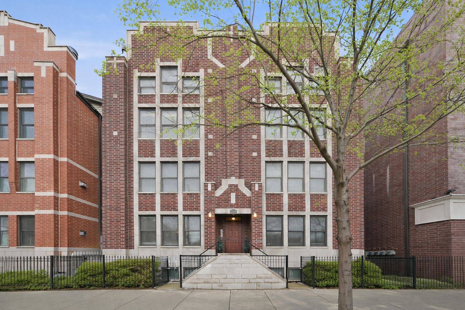 3709 N Ashland Avenue #1S — Chicago, IL 60613
