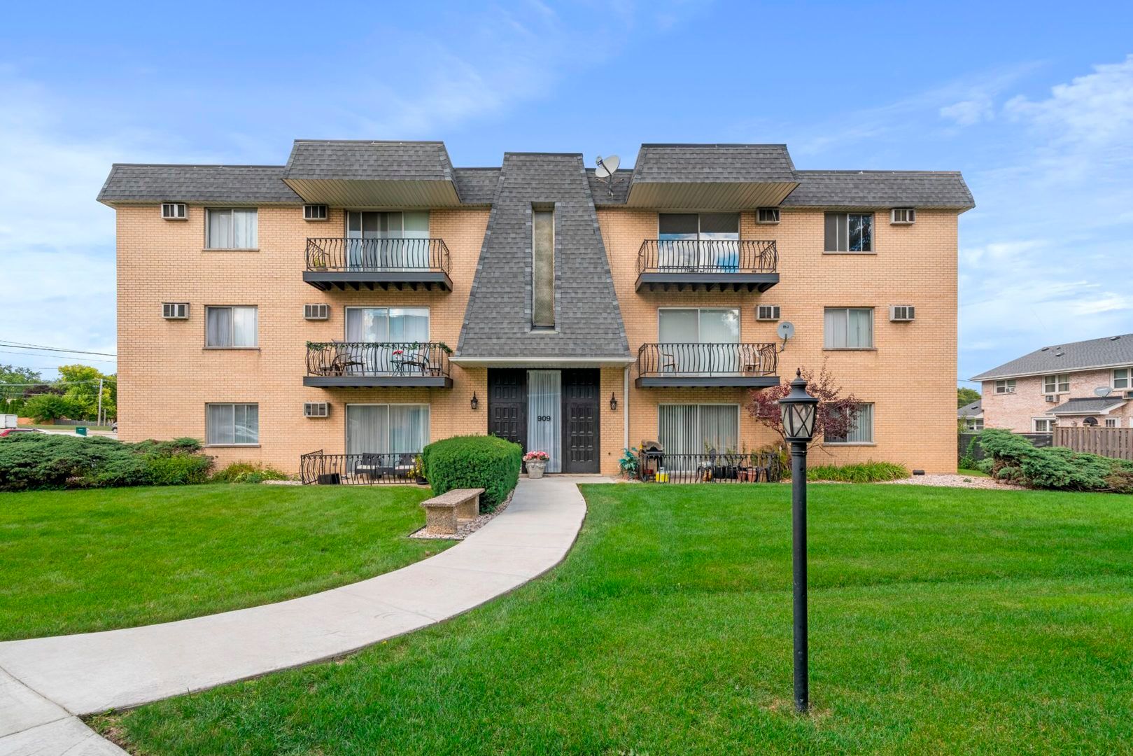 909 Plainfield Road #12 — Darien, IL 60561