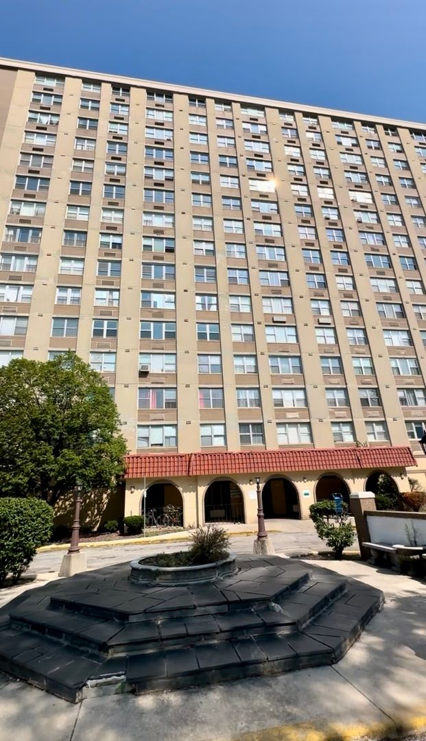 4300 W Ford City Drive #401A — Chicago, IL 60652