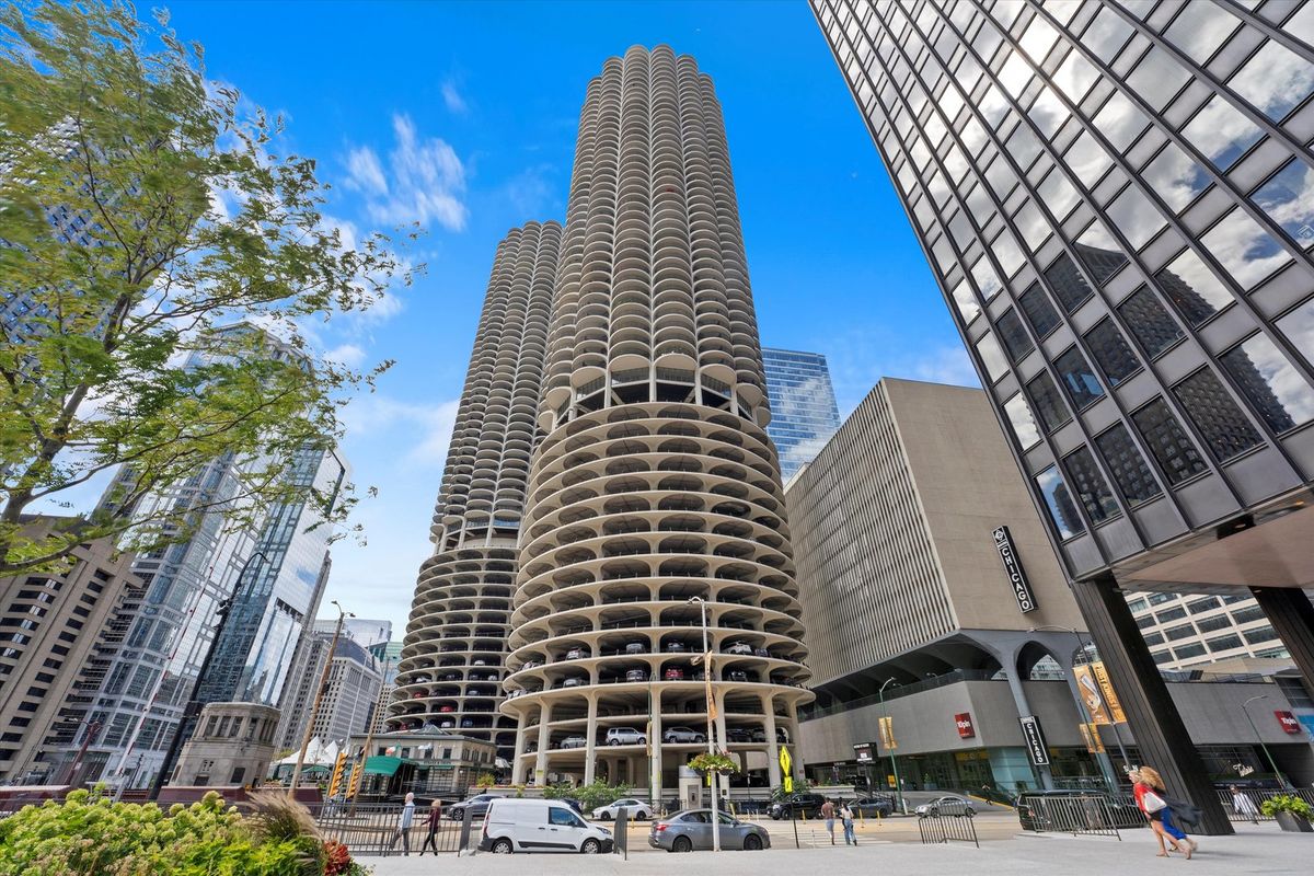 300 State Street, Chicago, IL 60654