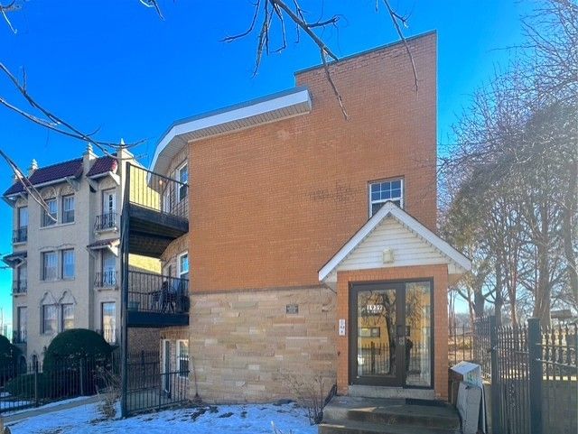 1939 Pratt Boulevard, Chicago, IL 60626