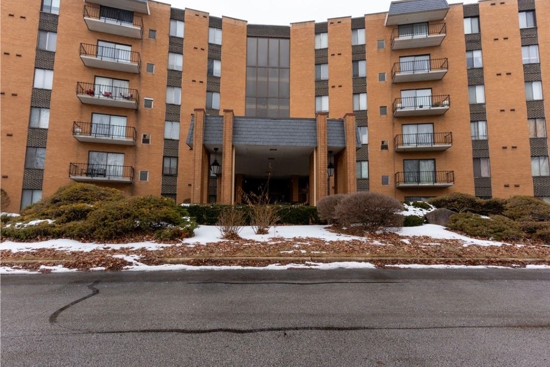 700 N BRUCE Lane #616 — Glenwood, IL 60425