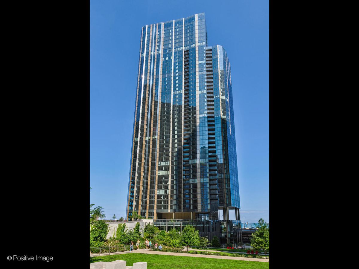 211 Harbor Drive, Chicago, IL 60601