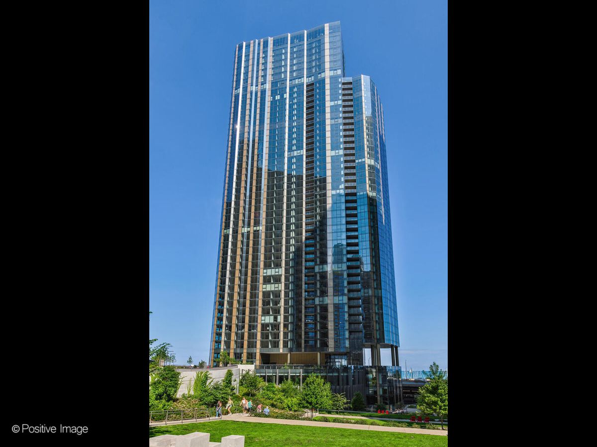 211 Harbor Drive, Chicago, IL 60601
