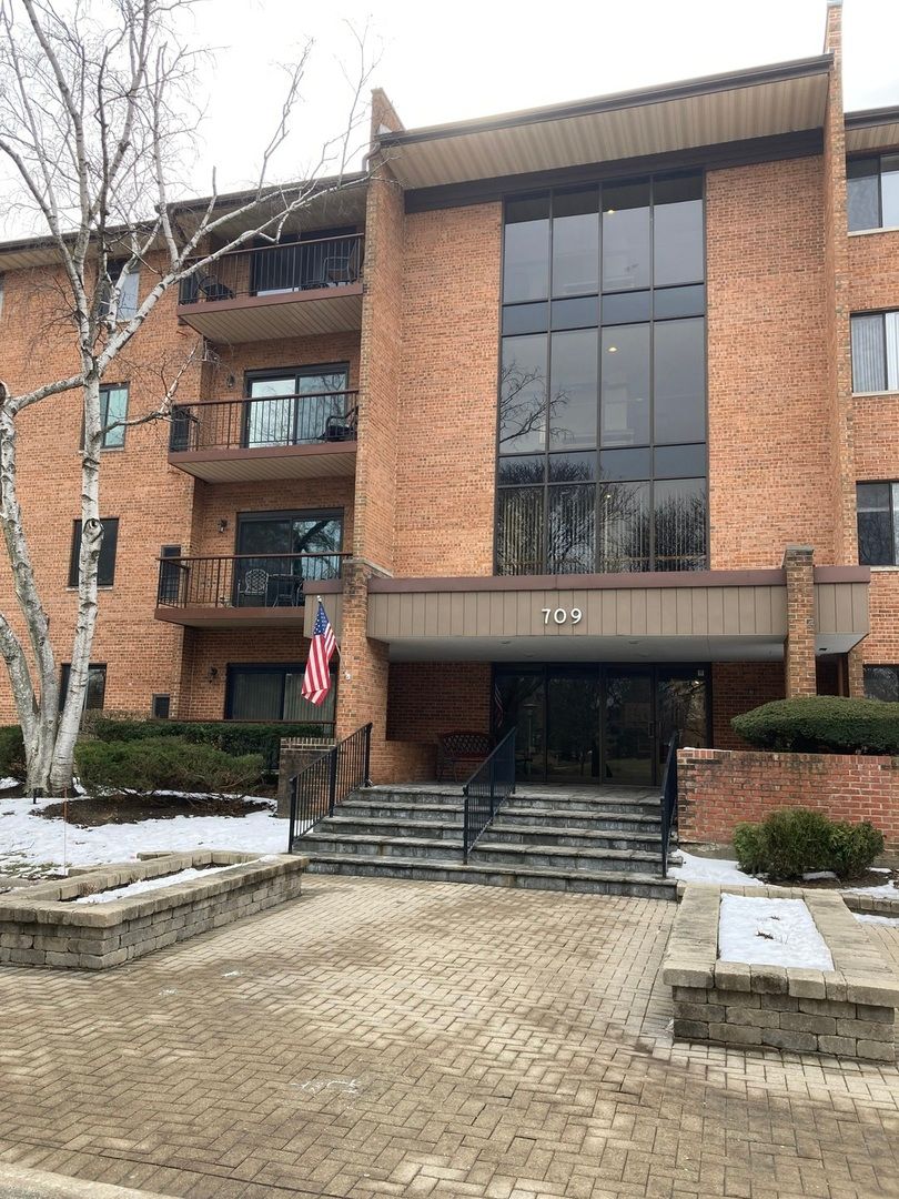 709 79th Street #408 — Darien, IL 60561