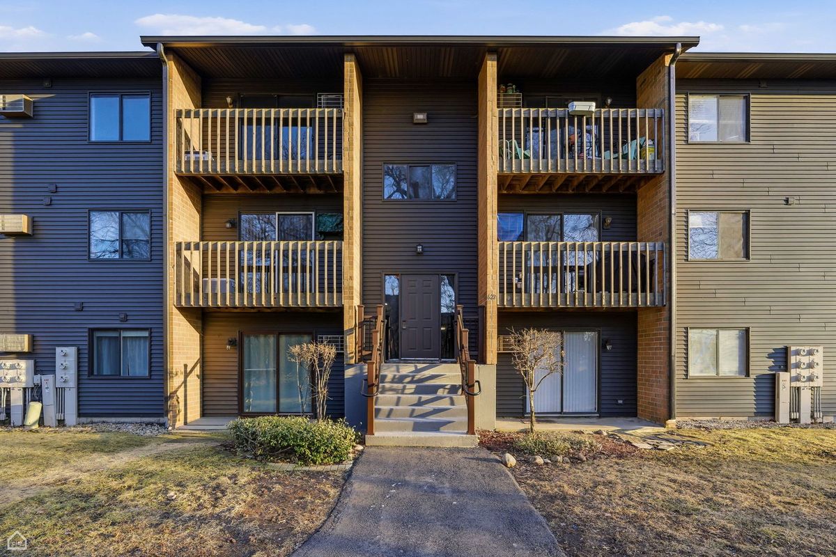 627 Virginia Road, Crystal Lake, IL 60014