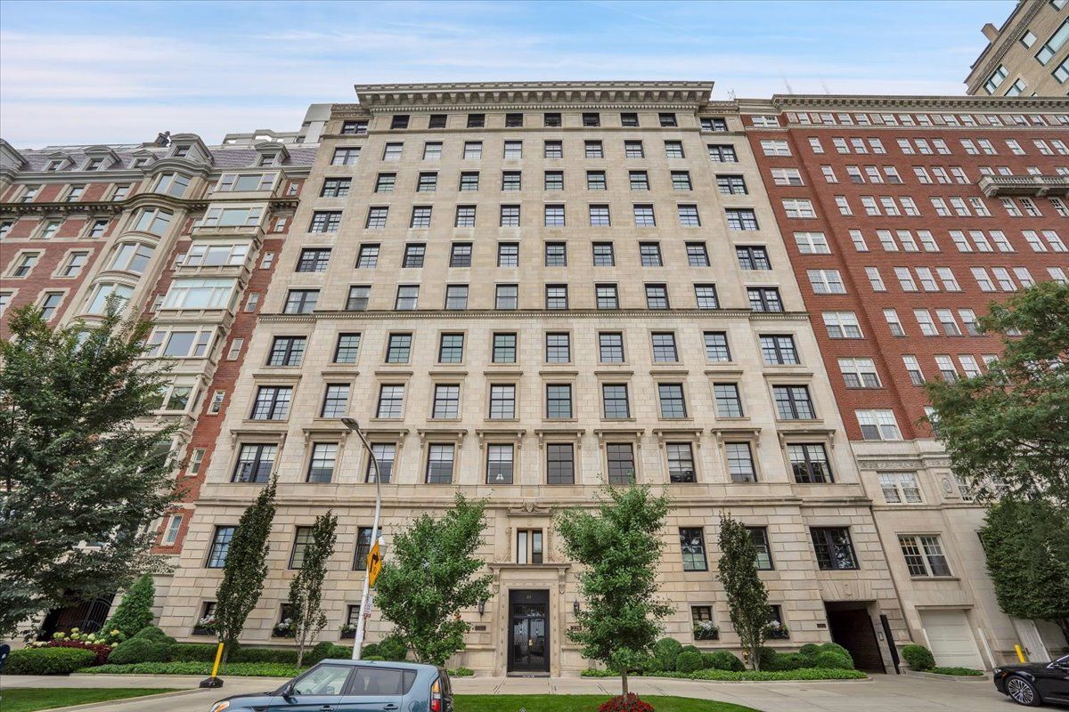 229 E Lake Shore Drive #10E — Chicago, IL 60611