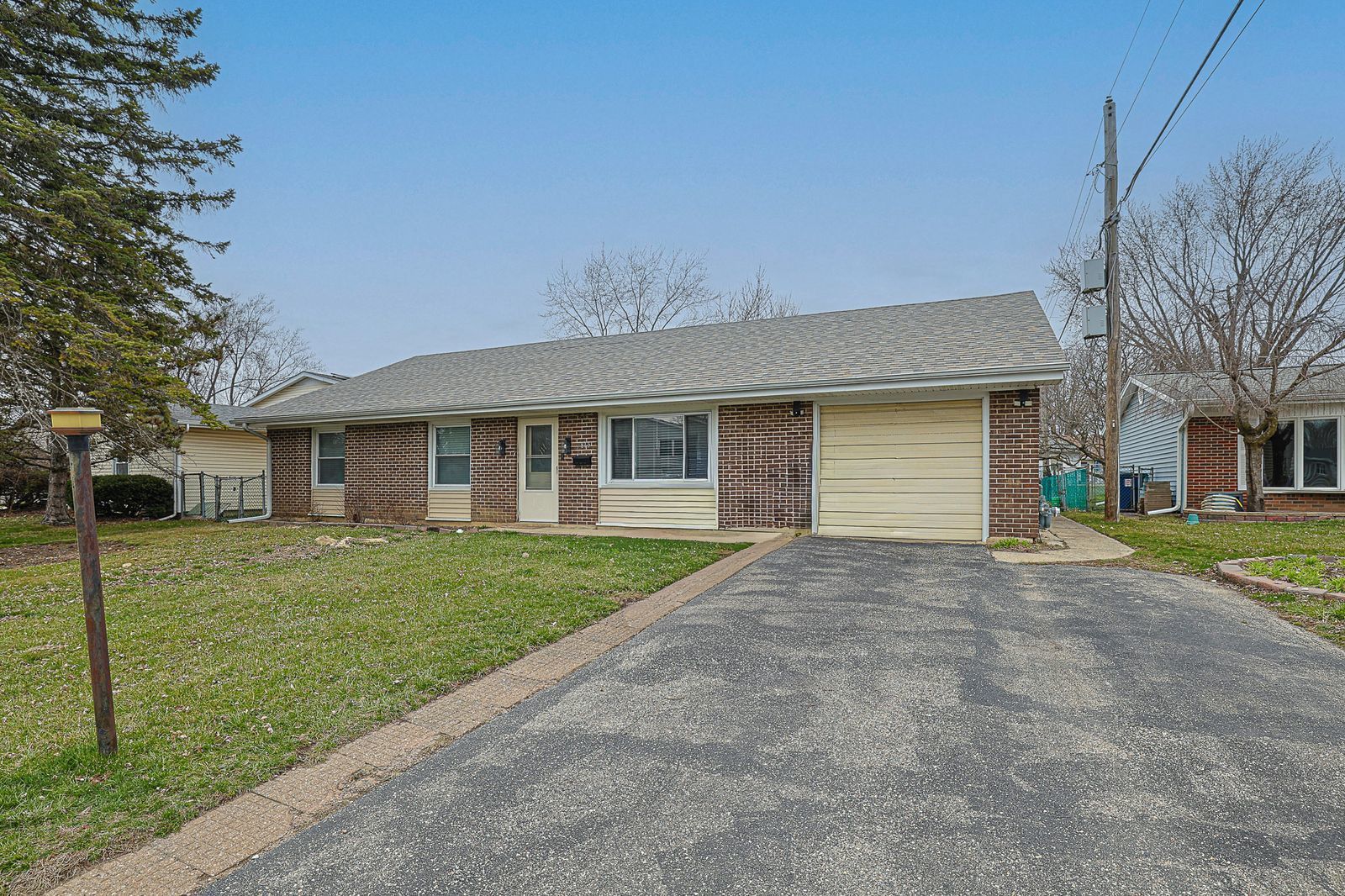 7815 Carlisle Drive — Hanover Park, IL 60133
