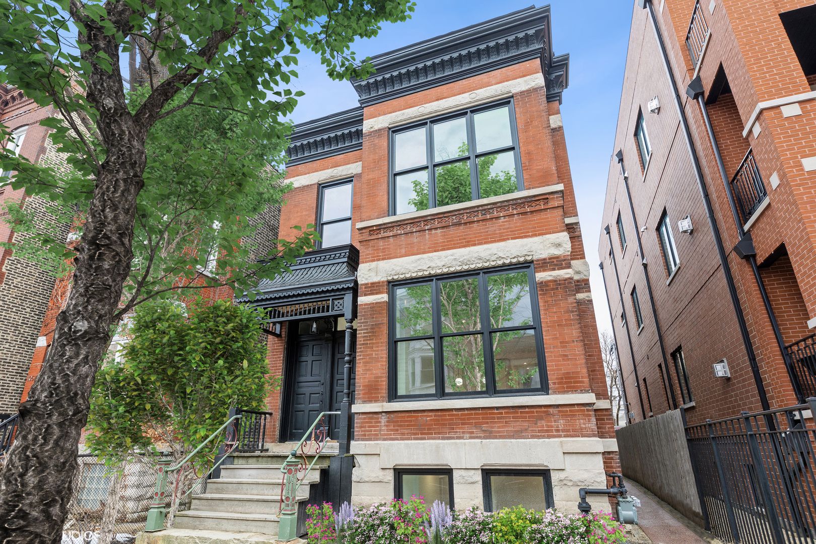 1053 N Damen Avenue — Chicago, IL 60622