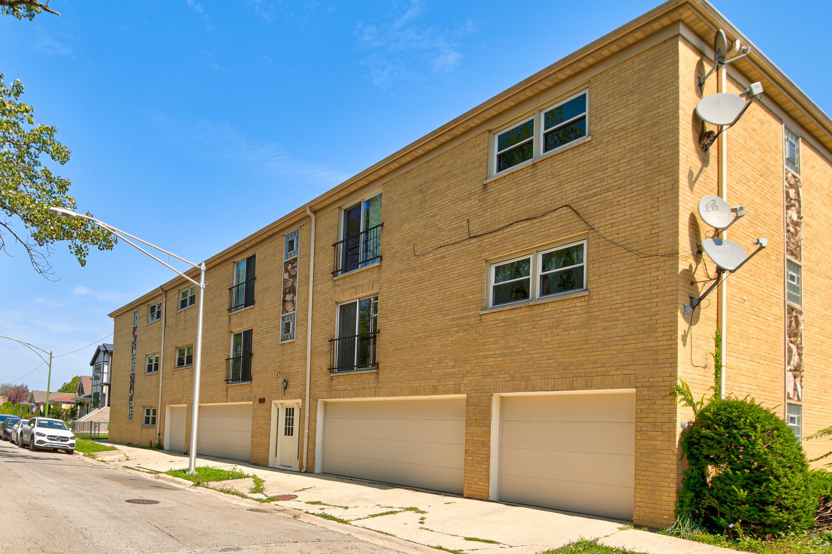 3207 N Pontiac Avenue #2S — Chicago, IL 60634