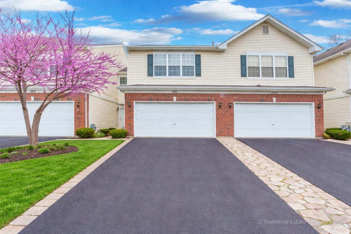 1907 W CRESTVIEW Circle #1104 — Romeoville, IL 60446