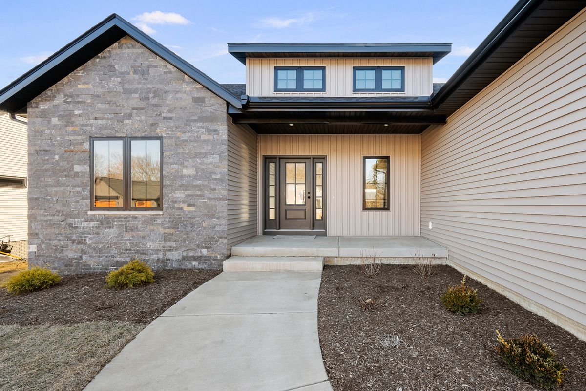 316 Linda Lane, Riverdale, IA 52722