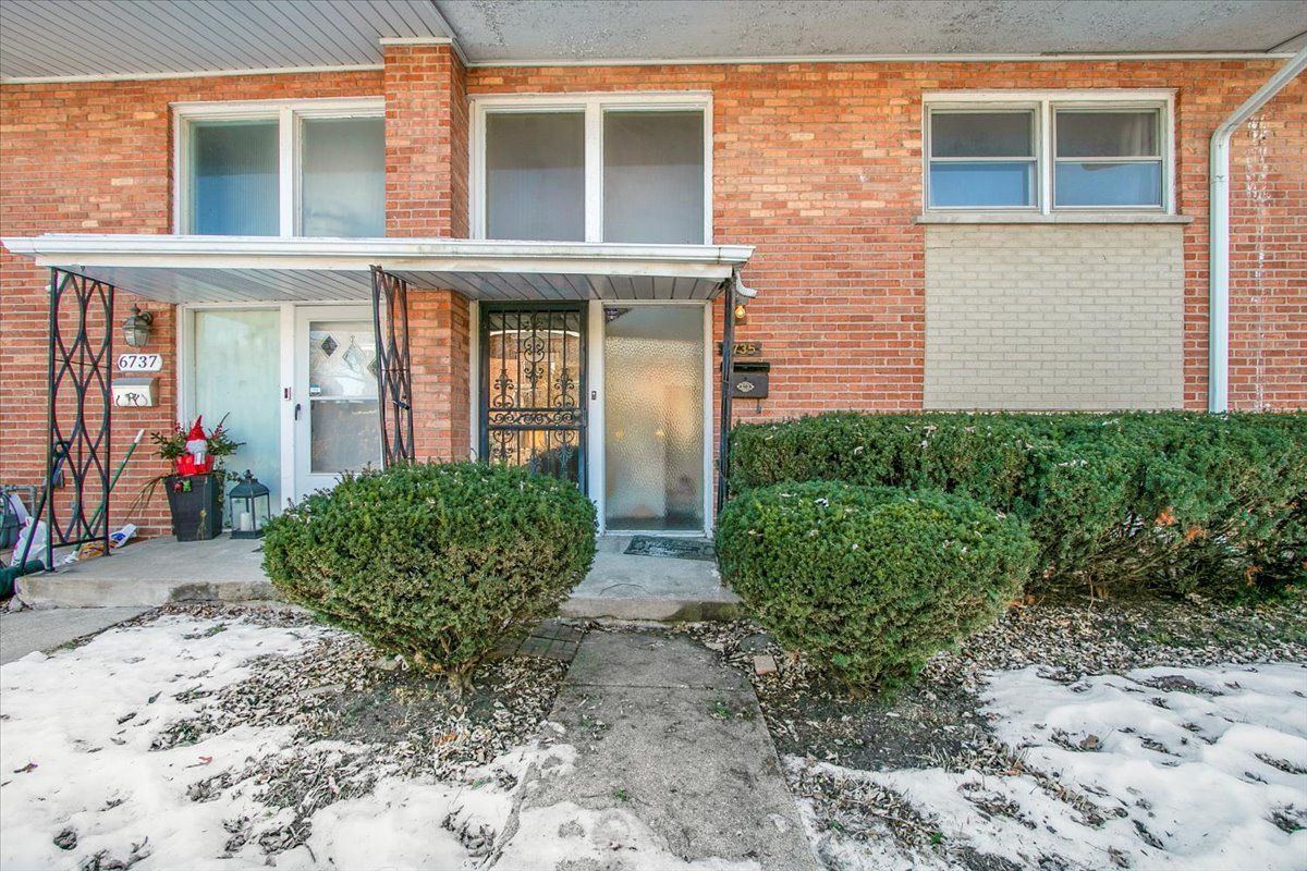 6735 Lawndale Avenue, Lincolnwood, IL 60712
