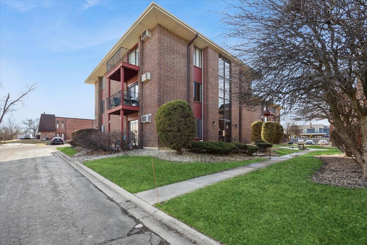 15822 Terrace Drive #R02 — Oak Forest, IL 60452