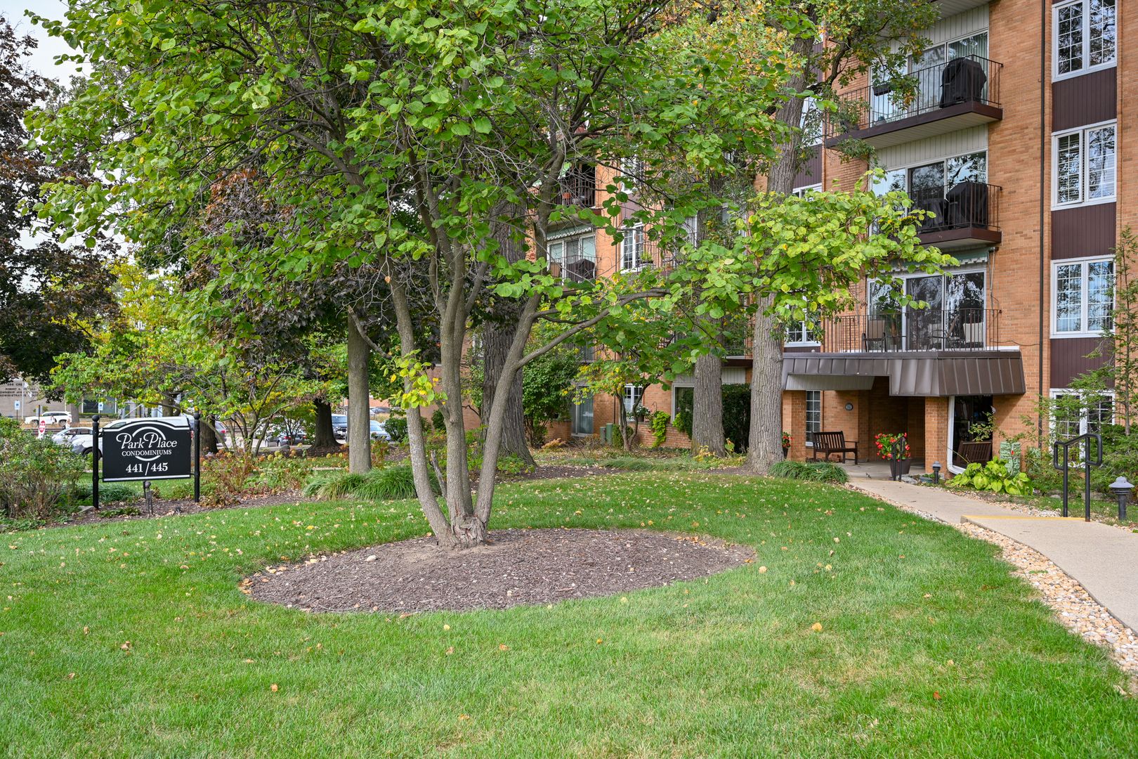 441 N Park Boulevard #5K — Glen Ellyn, IL 60137