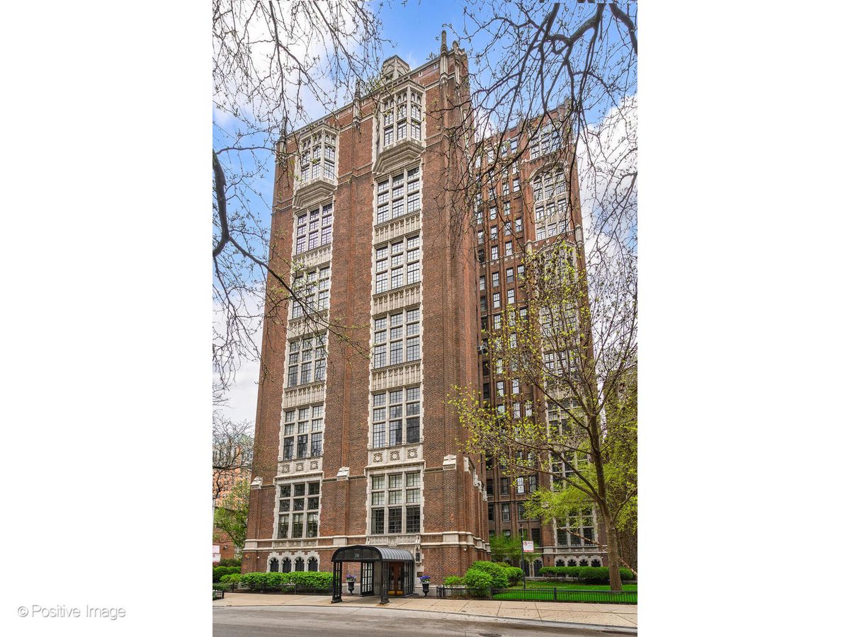 20 CEDAR Street, Chicago, IL 60611