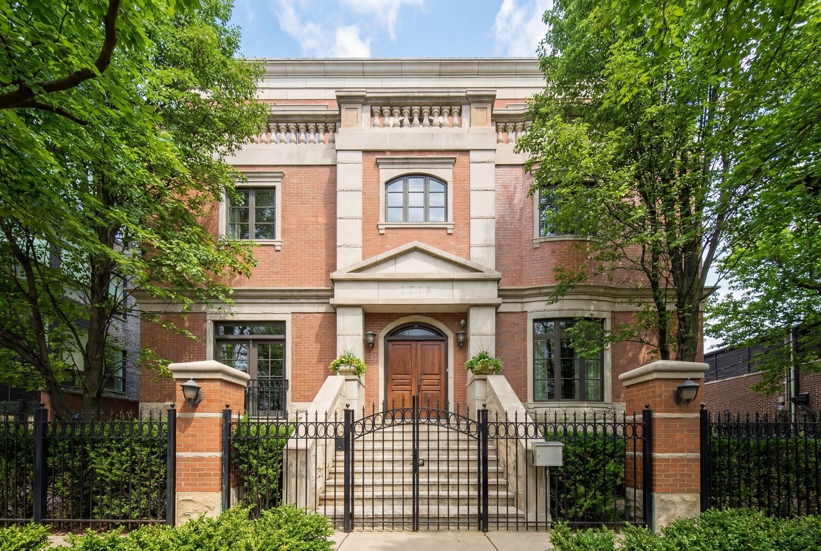 1718 W Wrightwood Avenue — Chicago, IL 60614
