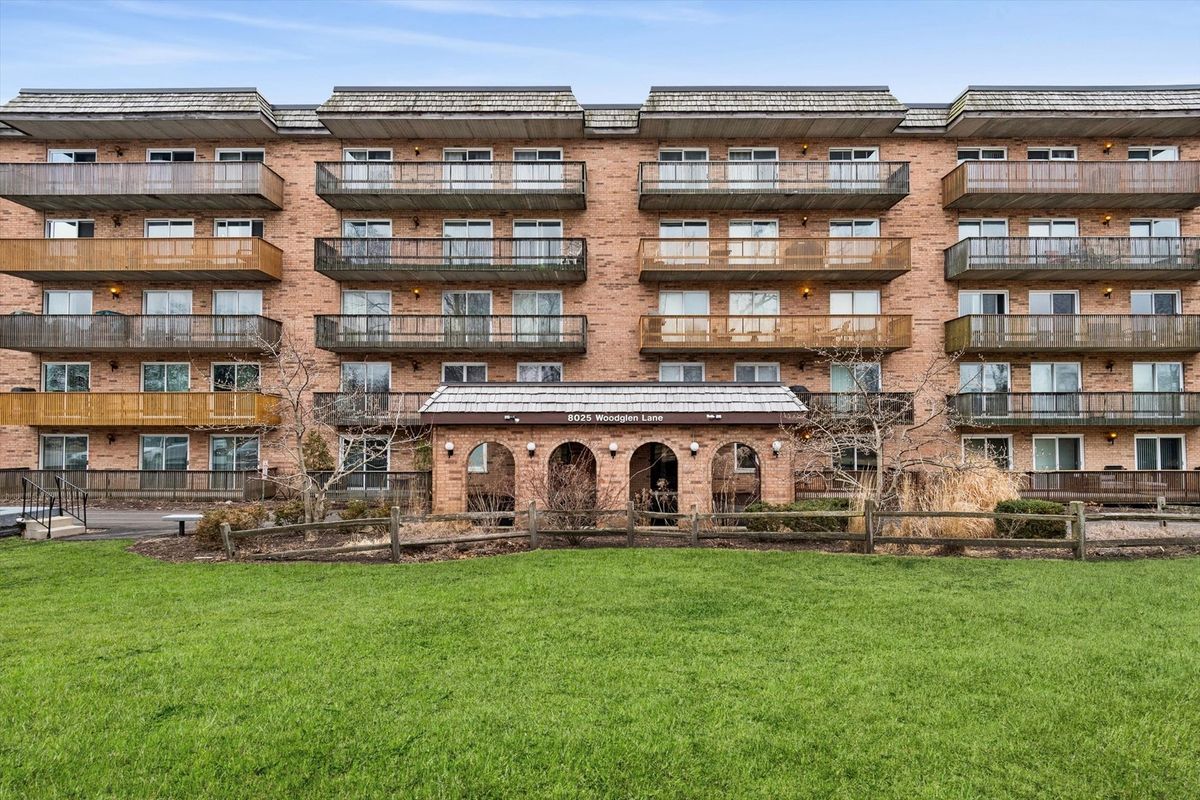 8025 Woodglen Lane, Downers Grove, IL 60516