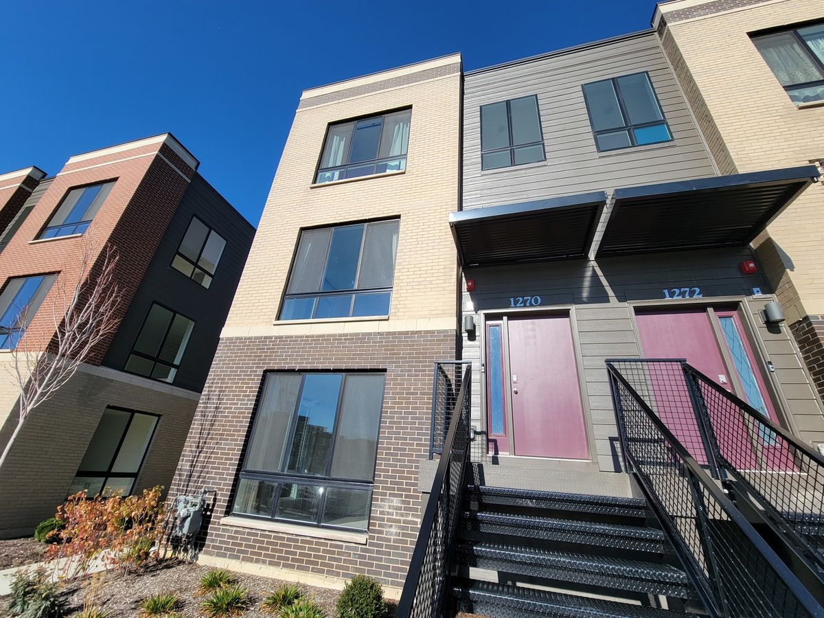 1270 Lakepointe Drive, Schaumburg, IL 60173