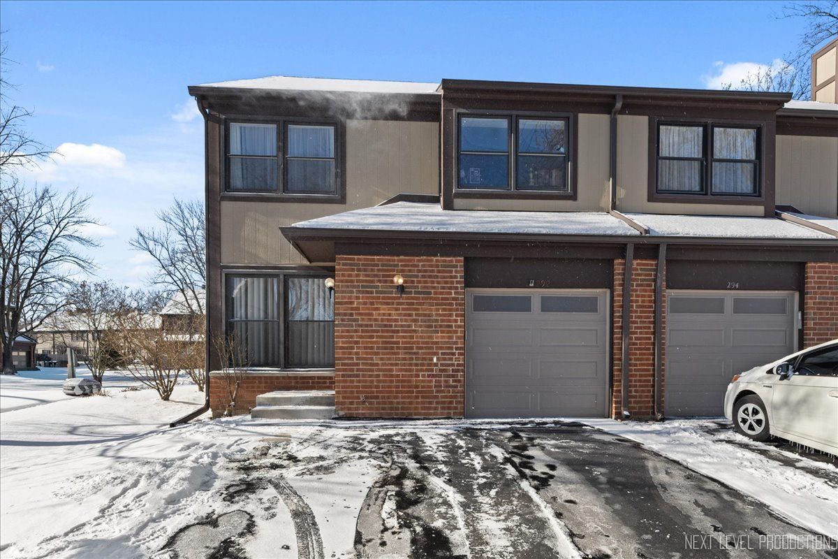 292 SHADOWBEND Drive, Wheeling, IL 60090