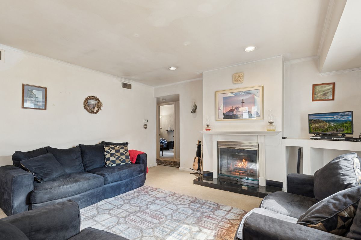 951 Hemlock Street, Deerfield, IL 60015