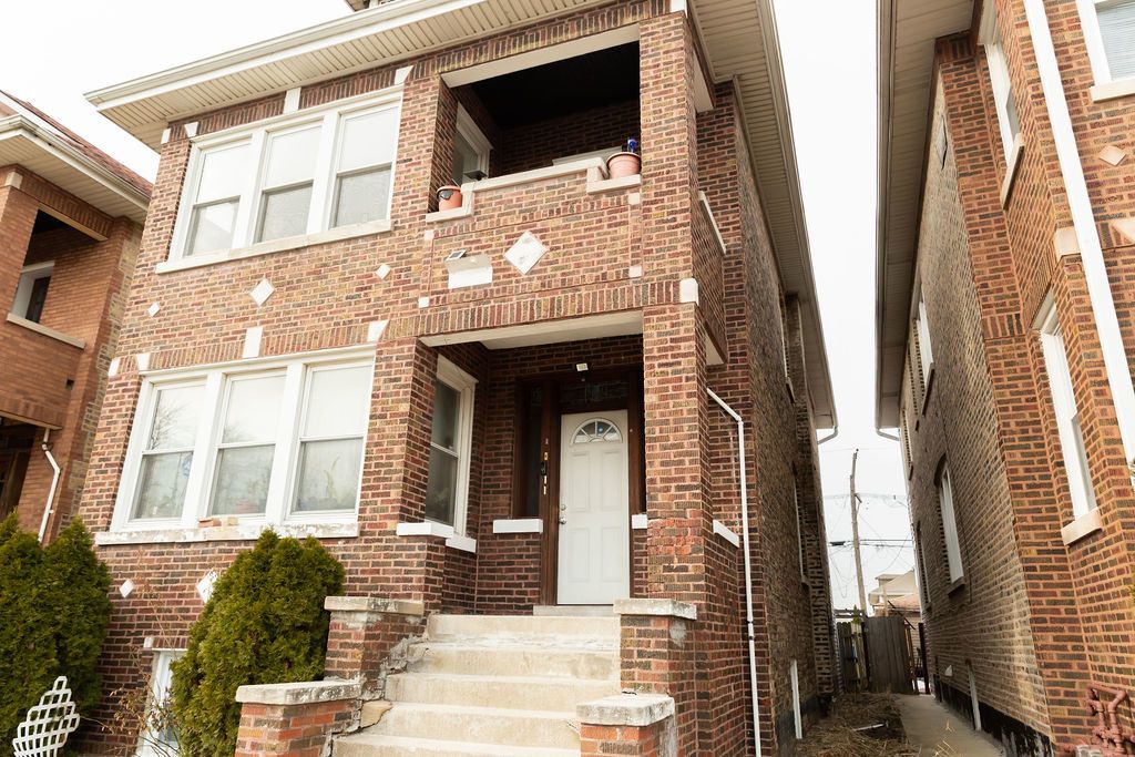 5752 S Whipple Street — Chicago, IL 60629