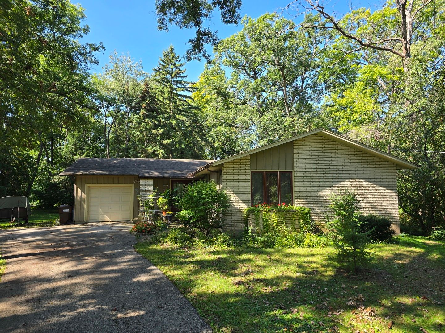 905 HICKORY Road — Woodstock, IL 60098