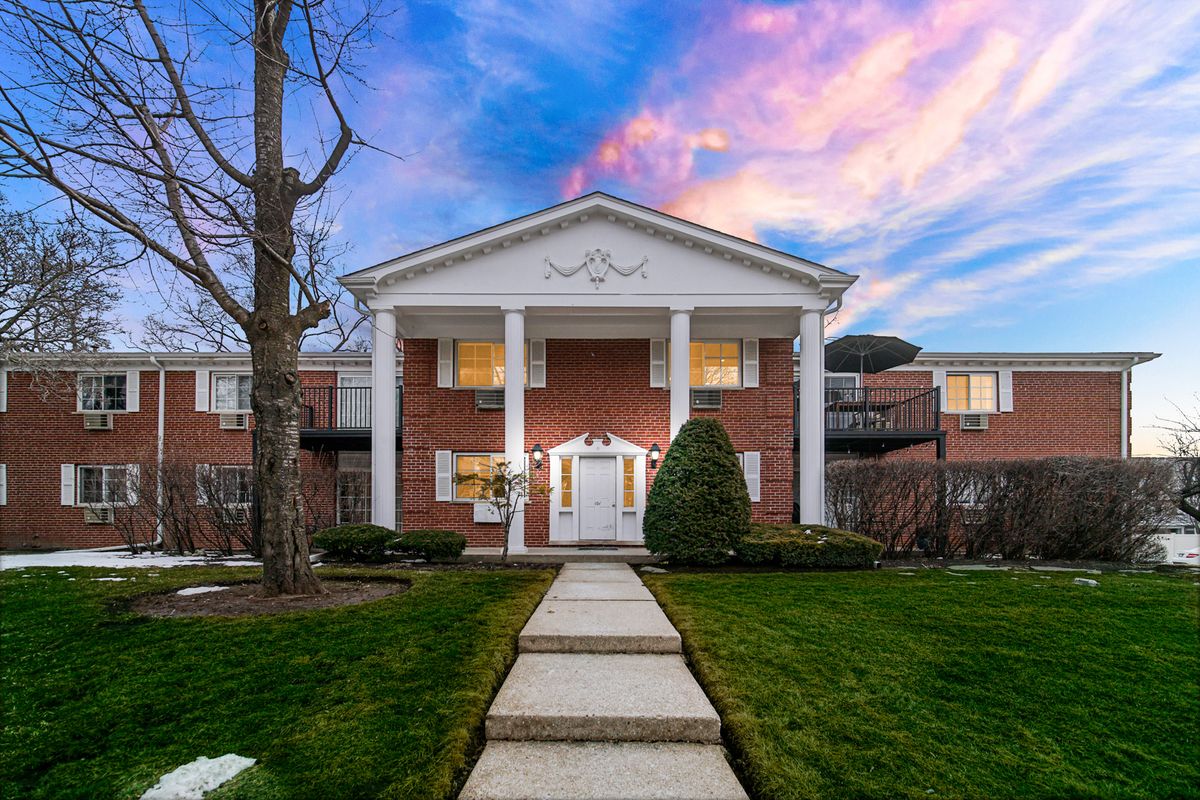 101 LINCOLN Lane, Arlington Heights, IL 60004