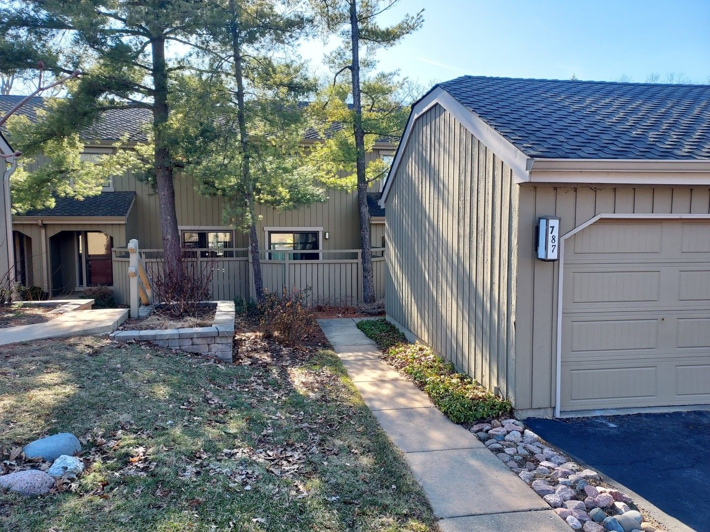 787 Oak Hill Road #467 — Lake Barrington, IL 60010