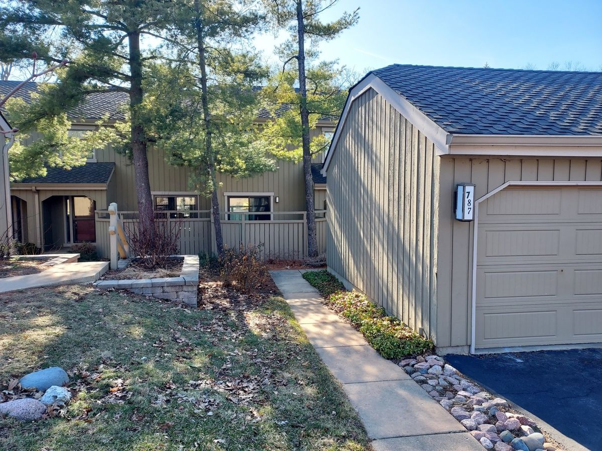 787 Oak Hill Road, Lake Barrington, IL 60010