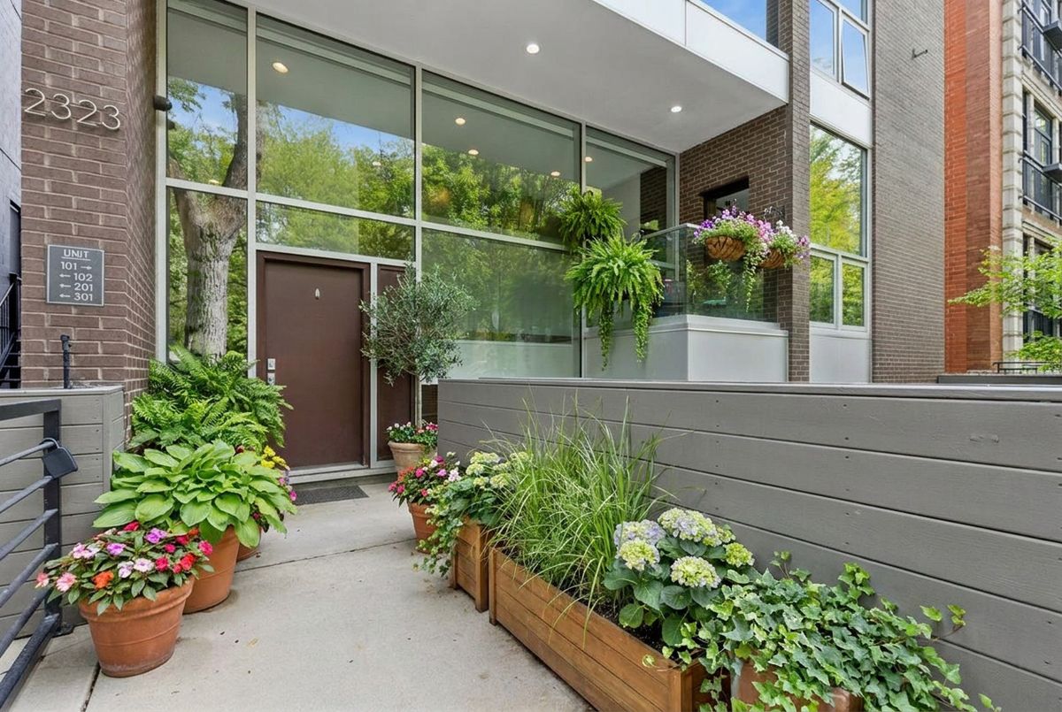 2323 LEAVITT Street, Chicago, IL 60647