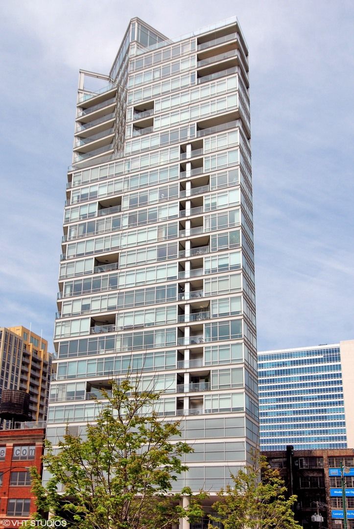 510 W Erie Street #P-307 — Chicago, IL 60654
