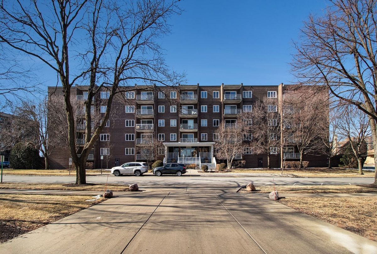 900 CENTER Street, Des Plaines, IL 60016