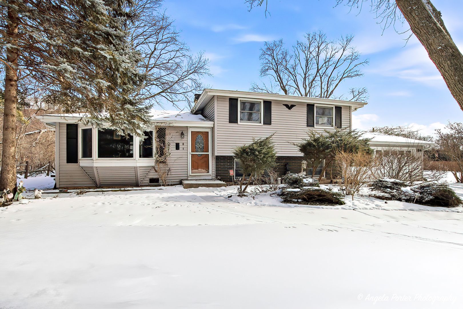 8 E Rollins Road — Round Lake Beach, IL 60073