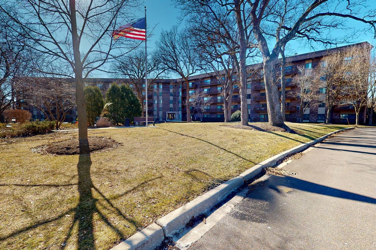 120 Lakeview Drive, Bloomingdale, IL 60108