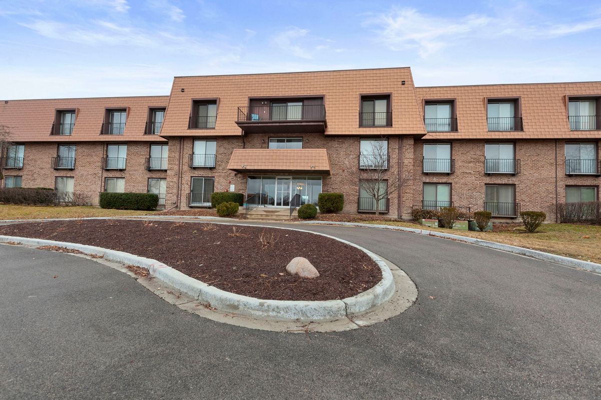 4050 Dundee Road, Northbrook, IL 60062