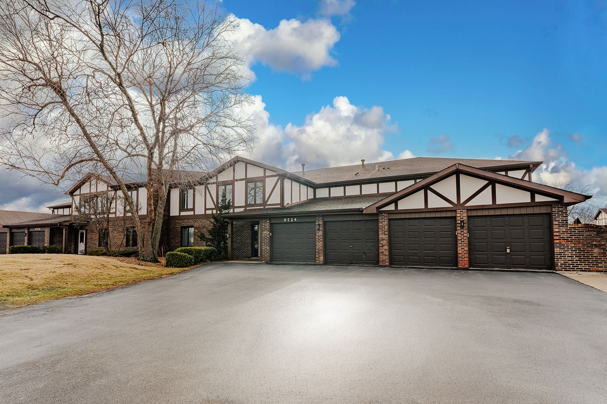 9724 Creek Road, Palos Park, IL 60464