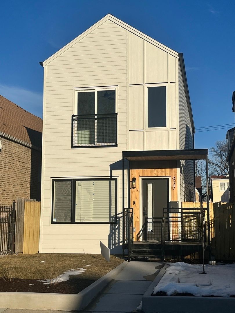 1048 N Saint Louis Avenue — Chicago, IL 60651