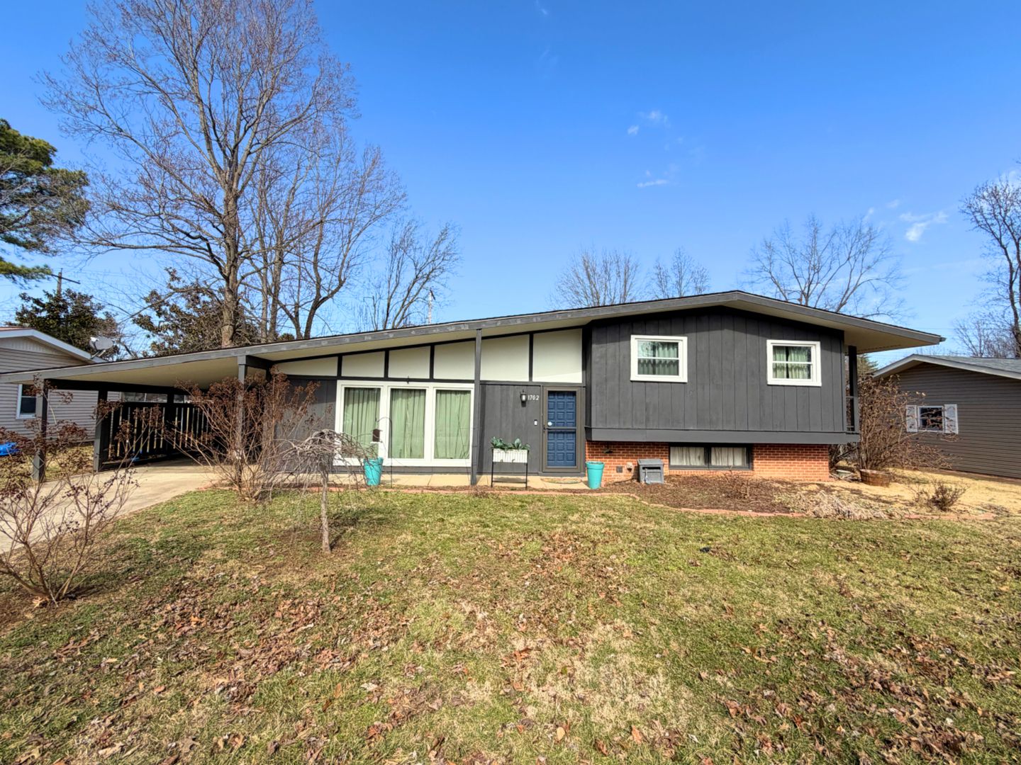 1702 W Taylor Drive — Carbondale, IL 62901