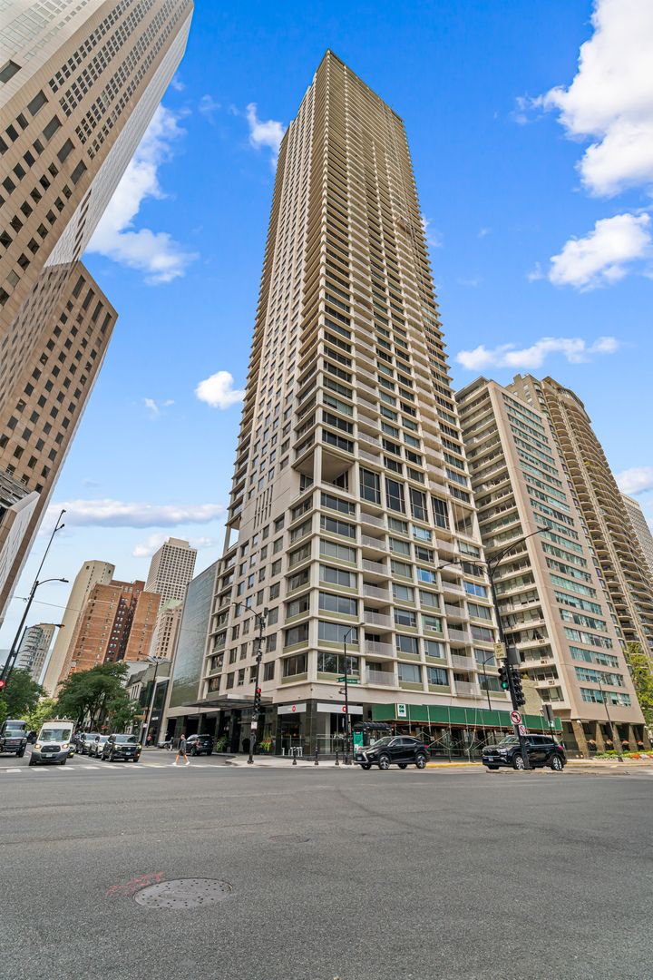 1000 Lake Shore Plaza, Chicago, IL 60611
