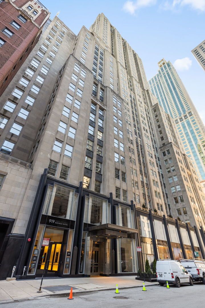 159 Walton Place, Chicago, IL 60611