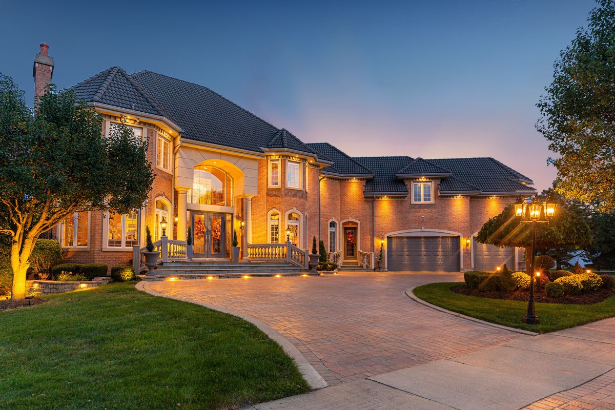 147 Los Lagos Drive, Bloomingdale, IL 60108